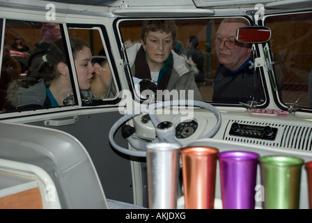 L'intérieur d'un écran partagé VW camper van sur l'affichage à l'Dubfreeze VW show, Stafford County Showground, Angleterre. Banque D'Images