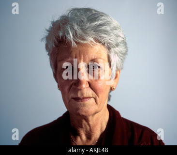 Senior woman regarde fermement l'appareil photo Banque D'Images