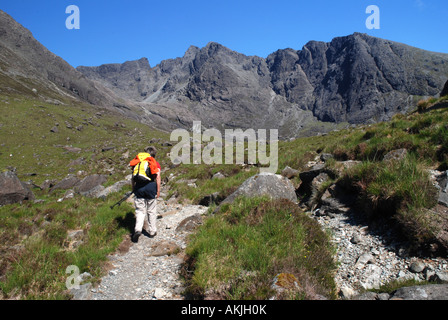 Randonneur à Coire Mhic Sgurr Lagan valley avec Choinnich Cuillin hills Île de Skye Hébrides intérieures de l'Écosse Banque D'Images