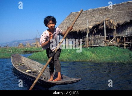 Petite fille bateau naviguant sur le lac Inle en Birmanie Banque D'Images