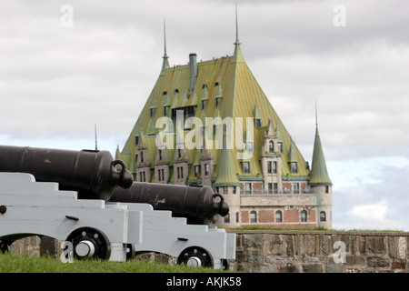 Le Château Frontenac à Québec Canada vu de la Citadelle avec des canons à l'avant-plan Banque D'Images