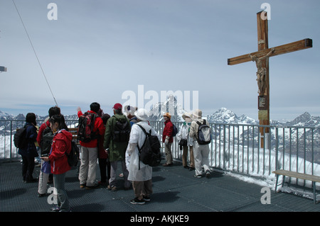 Groupe de touristes asiatiques sur sommet de Klein Matterhorn au-dessus de Zermatt Valais Alpes Penninian swiss alps Suisse Banque D'Images