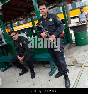 Machine gun el chepe mexican les gardes de sécurité à Divisadero raily way station chihuahua mexique Banque D'Images