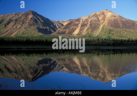 Montagnes Chigmit reflet dans le lac Lake Clark National Park Alaska USA Banque D'Images