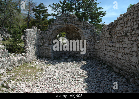 Ruines de l'église romane au-dessus de Baska, sur l'île Krk Baie de Kvarner Croatie Mer Adriatique Banque D'Images