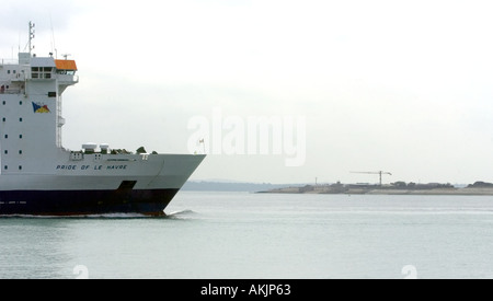 P O Ferries ferry transmanche presque le port de Portsmouth Banque D'Images