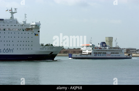 P O Ferries ferry transmanche arrivant à Portsmouth Harbour ferry Ile de Wight Banque D'Images