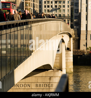 Aller au travail tôt le matin, passage des travailleurs de London Bridge Banque D'Images