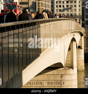 Aller au travail tôt le matin, traversée du Pont de Londres travailleurs modèle ne libération requise comme foule indistincte et petits visages Banque D'Images