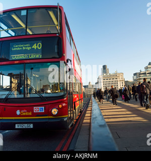 Red double decker bus London Transport crossing bridge tôt le matin toutes les vues arrière de façon méconnaissable modèle ne libération nécessaire Banque D'Images