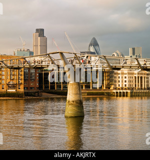 Traverser le pont du millénaire, loin de St Pauls Londres modèle ne libération comme vue arrière, flou, la distance ne signifie aucun personnes reconnaissables Banque D'Images