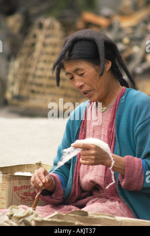 HKP72036 Femme la filature de coton de l'Arunachal Pradesh Inde Tawang Banque D'Images