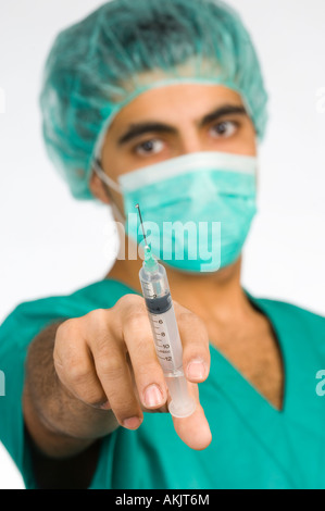Médecin Chirurgien holding injection hypodermique Banque D'Images
