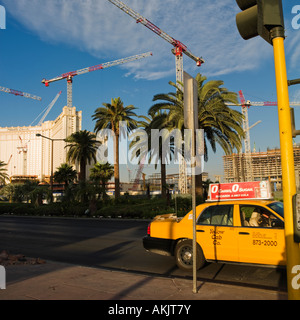 Conduite de taxi jaune par centre-ville construction site sur Las Vegas Boulevard Banque D'Images