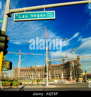 Las Vegas Boulevard road sign donnant sur chantier de construction Banque D'Images