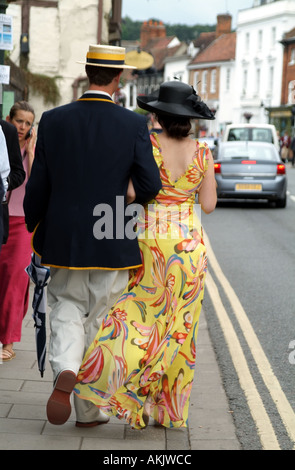 Henley on Thames le sud de l'Oxfordshire England UK Royal Henley Regatta couple fashions Banque D'Images