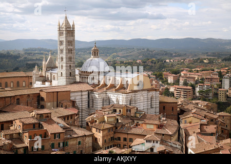 Une vue sur les toits de Sienne vers le dôme, vu de la "Torre del Mangia", Sienne, Toscane, Italie Banque D'Images