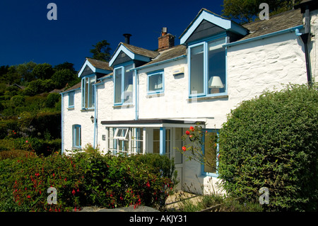 Maisons de vacances de caractère distinctif dans le village de Cornwall sur l'estuaire de Camel Rock Banque D'Images