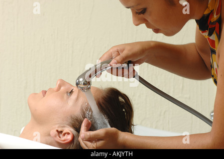 Laver les cheveux de coiffure Banque D'Images