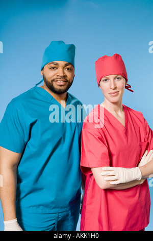 Portrait de deux médecins wearing scrubs Banque D'Images