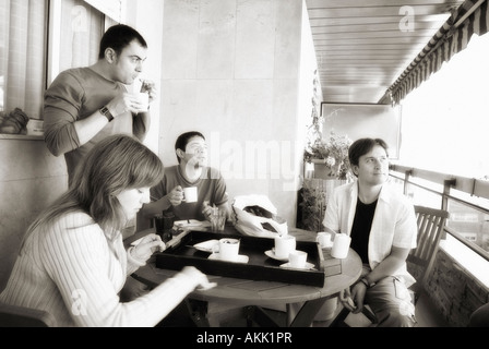 Groupe d'amis ayant le petit déjeuner ensemble Banque D'Images