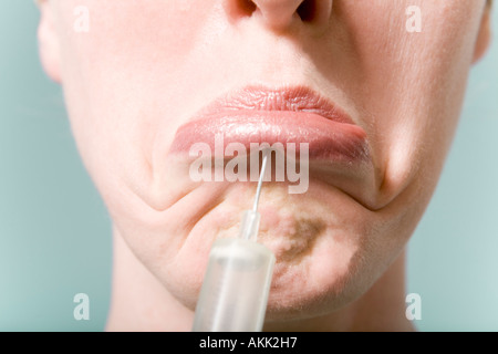 Close up of woman receiving injection à lèvres Banque D'Images