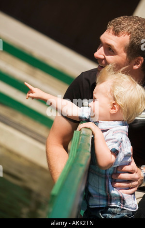 Vue latérale du père avec son fils Banque D'Images