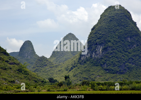 Chine Guangxi Yangshuo de calcaire de la rivière Yulong Banque D'Images