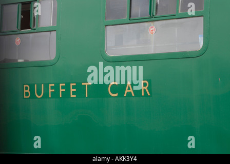 Voiture buffet sur le côté d'un green Spa Valley Railway Transport ferroviaire à l'ancienne gare de l'ouest de Tunbridge Wells Banque D'Images