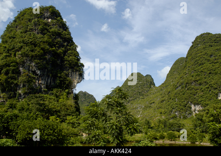 En pics karstiques Yangshuo County, Guilin, province du Guangxi, Chine - près de la rivière Yulong Banque D'Images