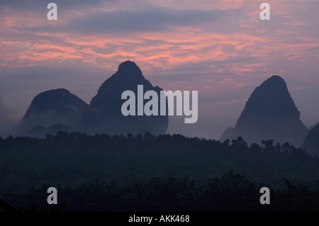 Chine, Province du Guangxi, Yangshuo County - pics calcaires sur la rivière Li au lever du soleil Banque D'Images