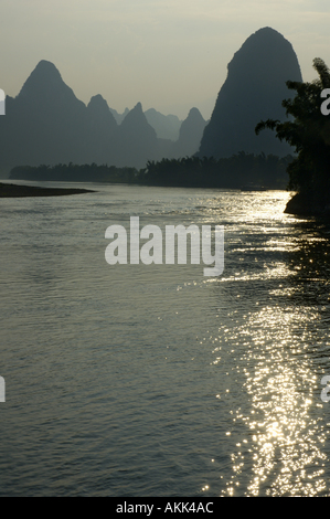 À l'échelle du rafting sur la rivière à la pierre calcaire des pics de montagne entre Xinping et Yangshuo, Guangxi, Chine. Banque D'Images