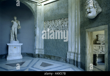 Italie Rome des statues dans une galerie au Musées du Vatican Banque D'Images