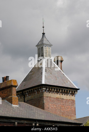 Clocher de l'ancienne gare de l'ouest de Tunbridge Wells fait maintenant partie d'une chaîne de restaurants Banque D'Images