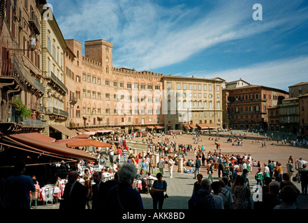 La célèbre Piazza del Campo dans la ville médiévale de Sienne en Italie, où la course de chevaux du Palio a lieu entre le contrade Banque D'Images