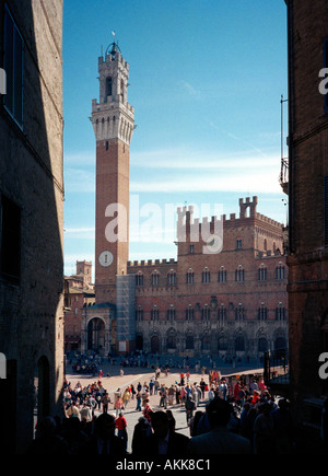 La célèbre Piazza del Campo dans la ville médiévale de Sienne en Italie, où la course de chevaux du Palio a lieu entre le contrade Banque D'Images