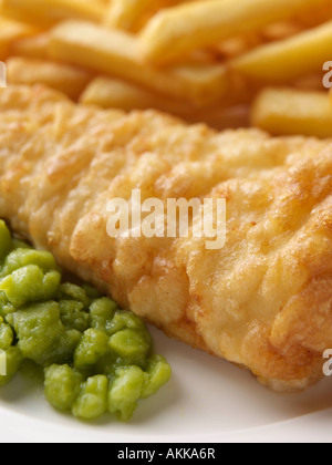 Close up of French cod battues chips et fruits de mer petits pois alimentaires éditoriale Banque D'Images
