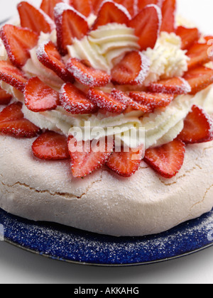 Pavlova aux fraises un dessert nourriture végétarienne editorial Banque D'Images