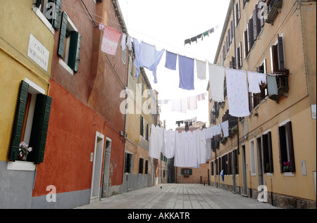 Lignes de lavage enfilés sur une rue dans une ruelle de Venise Banque D'Images