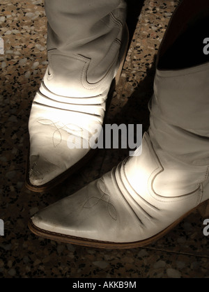 Une paire de bottes de cowgirl blanche Banque D'Images