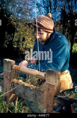 Mike Abbott taillis un artisan travaillant avec une perche élastique, qui est alimenté par son pied. Banque D'Images