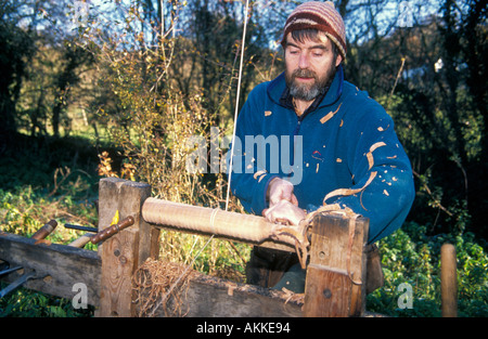 Mike Abbott taillis un artisan travaillant avec sa perche élastique qui est alimenté par son pied. Banque D'Images