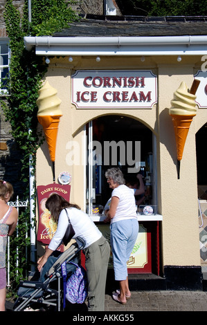 Cornish ice cream est presque aussi célèbre en Angleterre que des glaces italiennes Banque D'Images