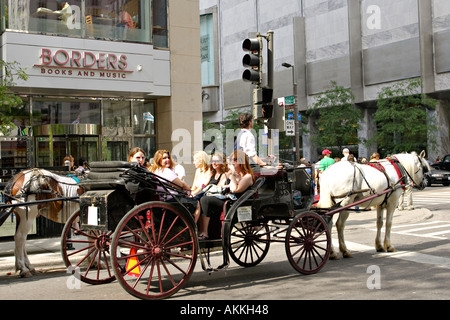 Scène de rue Chicago Illinois en calèche offerts le long de Michigan Avenue groupe de jeunes dames en transport d'attente à la lumière Banque D'Images