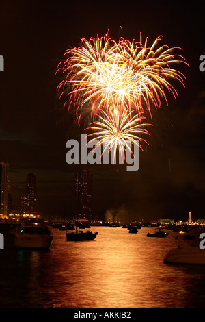 Chicago Illinois événements Quatrième de juillet d'artifice sur le lac Michigan et la réflexion des bateaux les tours d'habitation Banque D'Images