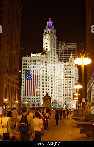 Scène de rue Chicago Illinois foules sur Michigan Avenue, dans la nuit du 4 juillet après célébration d'artifice Wrigley Banque D'Images