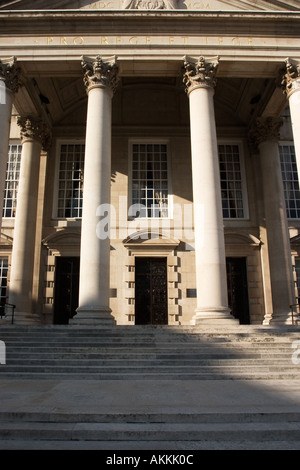 Pro Rege et Lege pour le Roi et la Loi Inscription au dessus de l'imposant portique corinthien romain au Civic Hall Leeds West Yorkshire Banque D'Images