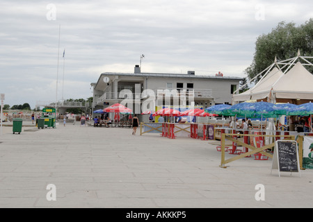 La promenade sur la plage de Pärnu, la capitale estivale de l'Estonie Banque D'Images