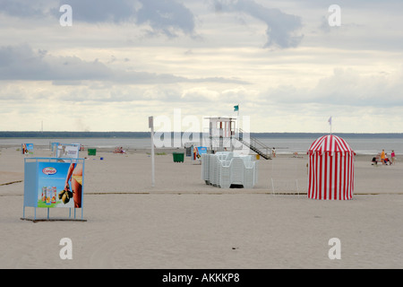 Parnu Estonie - transats et rouge et blanc à rayures tente sur la plage de Parnu, Estonie capitale d'été du Banque D'Images