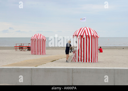 Parnu Estonie - transats et rouge et blanc à rayures tente sur la plage de Parnu, Estonie capitale d'été du Banque D'Images